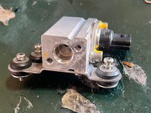 Load image into Gallery viewer, 250 hp Yamaha PRESSURE SENSOR 60V-82380-00-00 PIPE 60V-13938-00-00 two stroke HPDI 3.3 Liter 2003-2009 some compatibility 200 225 300 hp