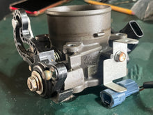 Cargar imagen en el visor de la galería, BF 135 150 hp Honda THROTTLE BODY 16400-ZY6-013 four stroke 2007-up