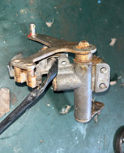 Cargar imagen en el visor de la galería, DF 115 hp Suzuki CLUTCH LEVER 21110-92J00 CLUTCH HOLDER LEVER 21151-92J00, CLUTCH SHAFT ARM 21230-92J00 NEUTRAL SWITCH 37721-93J00 four stroke 2013-2020