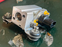 Load image into Gallery viewer, 250 hp Yamaha PRESSURE SENSOR 60V-82380-00-00 PIPE 60V-13938-00-00 two stroke HPDI 3.3 Liter 2003-2009 some compatibility 200 225 300 hp