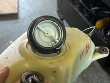 Cargar imagen en el visor de la galería, 75 85 hp Suzuki 69110-95514 OIL TANK two stroke 69110-95513 69110-95512 69110-95511 69101-95500 oil cap 69201-95500 69200-95509 OIL SENSOR 16250-94710 two stroke NLA 1983-1997 some compatibility beyond those years for 85 hp