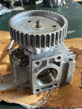 Lade das Bild in den Galerie-Viewer, 250 hp Yamaha CAMSHAFT ASSY 1 with gear 60V-12170-00-00 two stroke HPDI 3.3 Liter 2003-2009 some compatibility 200 225 300 hp