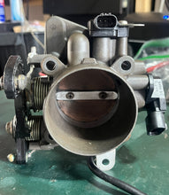 Cargar imagen en el visor de la galería, BF 135 150 hp Honda THROTTLE BODY 16400-ZY6-013 four stroke 2007-up