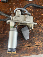 Load image into Gallery viewer, f 115 hp Yamaha 68V-14180-01-00 vst FUEL FLOAT CHAMBER ASSY with pump 2000-2011 Four Stroke