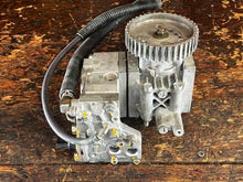 Load image into Gallery viewer, 150 175 200 hp Yamaha HPDI 68F-12170-01-00 CAMSHAFT compressor ASSY with FUEL PUMP ASSY 68F-13910-10-00 two stroke 2004-2014
