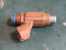 Cargar imagen en el visor de la galería, DF 175 hp Suzuki FUEL INJECTOR 15710-96J00 four stroke 2004-2022 some compatibility 150 200 hp