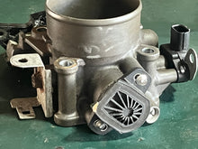 Cargar imagen en el visor de la galería, BF 150 135 hp Honda THROTTLE BODY 16400-ZY6-013 four stroke 2007-up