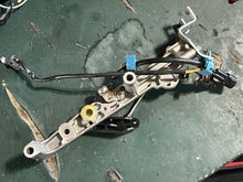 Cargar imagen en el visor de la galería, DF 150 hp Suzuki THROTTLE LEVER HOLDER 19115-96J00, ROD 13510-96J00, SHIFT POSITION SENSOR 13580-93J02, TILT LIMIT 37722-93J12 four stroke 2020