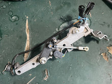 Cargar imagen en el visor de la galería, DF 150 hp Suzuki THROTTLE LEVER HOLDER 19115-96J00, ROD 13510-96J00, SHIFT POSITION SENSOR 13580-93J02, TILT LIMIT 37722-93J12 four stroke 2020