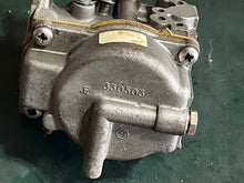 Lade das Bild in den Galerie-Viewer, 40 50 hp Johnson Evinrude CARBURETOR SET 432439 397064 395790 398318 396140 Two Stroke 2 Cylinder 1985-1993 also 398347 398346 432982 432983 432985 432984 432437 398340