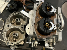 Lade das Bild in den Galerie-Viewer, 115 hp Yamaha CARBURETOR SET 6E5-14301-15-00 6E5-14302-15-00 1986-95 two stroke oem 6E515