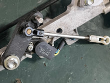 Cargar imagen en el visor de la galería, DF 150 hp Suzuki THROTTLE LEVER HOLDER 19115-96J00, ROD 13510-96J00, SHIFT POSITION SENSOR 13580-93J02, TILT LIMIT 37722-93J12 four stroke 2020