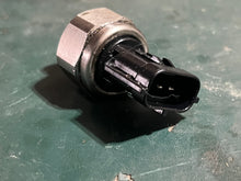 Load image into Gallery viewer, f 150 hp Yamaha OIL PRESSURE SENDER 6AW-83651-00-00 four stroke 150-300hp 2007-2019
