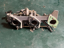 Cargar imagen en el visor de la galería, BF 25 30 hp Honda INTAKE MANIFOLD 17100-ZV7-000ZA with THROTTLE ROD DIAPHRAGM 16400-ZV5-015 four stroke pre 1997-2003