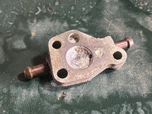 Lade das Bild in den Galerie-Viewer, 6 5 hp Evinrude 345461-1 COVER & NIPPLE ASSY 5000278 for carburetor bowl Accelerator Pump Four Stroke 1998-2000