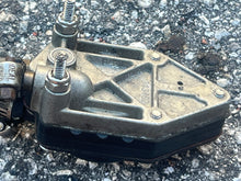 Cargar imagen en el visor de la galería, 140 hp Evinrude Johnson low pressure FUEL PUMP 438559 two stroke v4 1989