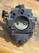 Cargar imagen en el visor de la galería, 70 hp Johnson Evinrude 313355 d2 d1 CARBURETOR w linkages, choke solenoid & plunger TWO STROKE oem 0393546 0393547 CARBURETOR with linkages two stroke 1978-88