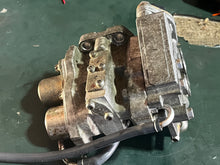 Load image into Gallery viewer, 150 200 hp Yamaha FUEL PUMP ASSY 68F-13910-00-00 COVER 68F-13993-00-00 two stroke HPDI 2000-2003 some 175 hp
