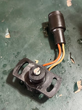 Cargar imagen en el visor de la galería, 175 150 200 225 hp Mercury Throttle Position INDICATOR 14851 ‘newer style’ tps EFI electrical sensor Two Stroke EFI 14851T03 14851003 14851T some compatibility with Sport Jet - may work in place of: 225 hp Yamaha 6K7-85885-03-00