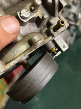 Lade das Bild in den Galerie-Viewer, 40 50 hp Johnson Evinrude CARBURETOR SET 432439 397064 395790 398318 396140 Two Stroke 2 Cylinder 1985-1993 also 398347 398346 432982 432983 432985 432984 432437 398340