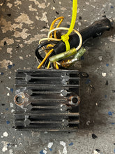 Cargar imagen en el visor de la galería, DT 225 250 200 150 HP Suzuki 32800-92E00 32800-92E10 voltage RECTIFIER & REGULATOR electrical OEM two stroke 92E10