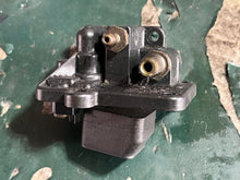 Cargar imagen en el visor de la galería, 150 175 hp hp Johnson Evinrude FUEL BRACKET COVER 0335385 Two Stroke v6 VRO