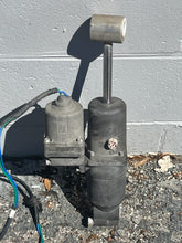 Load image into Gallery viewer, DF 70 60 90 100 115 140 HP Suzuki 38100-90J01 PTT trim pump four stroke TESTED 2002