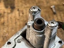 Lade das Bild in den Galerie-Viewer, 200 150 hp Yamaha 68F-14182-01-00 FLOAT CHAMBER COVER 2000-2011 tow stroke HPDI