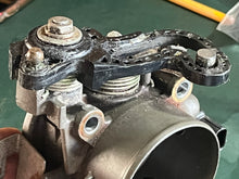 Cargar imagen en el visor de la galería, BF 150 135 hp Honda THROTTLE BODY 16400-ZY6-013 four stroke 2007-up