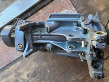 Lade das Bild in den Galerie-Viewer, f 115 hp Yamaha 20” MIDSECTION UPPER CASING 68V-45111-10-8D SWIVEL 64E-43311-10-8D EXHAUST 67F-41137-01-94 STEERING BRACKET 68V-42510-10-8D Four Stroke 2000-up