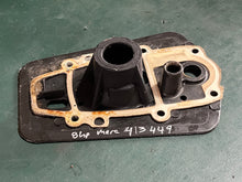 Lade das Bild in den Galerie-Viewer, 8 HP Mercury 413449 bottom cowl ADAPTER PLATE - USE WITH DESIGN II WATER TUBE oem