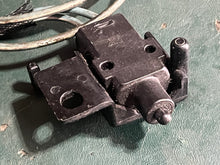 Cargar imagen en el visor de la galería, 60 - 200 hp Johnson Evinrude 0587358  TRIM LIMITER SWITCH 586786 two stroke