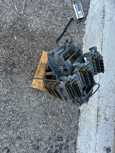 Lade das Bild in den Galerie-Viewer, 200 175 150 hp Yamaha CRANKCASE 64E-15100-00-94 two stroke 6 cylinder carbureted 1996-1998