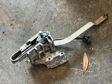 Lade das Bild in den Galerie-Viewer, f 150 hp SHIFT BRACKET 6DA-44176-00-00 SHIFT LEVER ROD 6DA-44121-00-00 BRACKET 63P-44117-01-00 SHIFT SWITCH 69J-8259F-00-00 four stroke 2015-2024