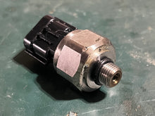 Load image into Gallery viewer, f 150 hp Yamaha OIL PRESSURE SENDER 6AW-83651-00-00 four stroke 150-300hp 2007-2019
