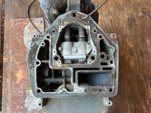 Lade das Bild in den Galerie-Viewer, f 115 hp Yamaha 20” MIDSECTION UPPER CASING 68V-45111-10-8D SWIVEL 64E-43311-10-8D EXHAUST 67F-41137-01-94 STEERING BRACKET 68V-42510-10-8D Four Stroke 2000-up