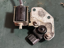 Cargar imagen en el visor de la galería, 150 - 300 hp Yamaha SOLENOID PUMP 68F-13100-00-00 PRESSURE SENSOR 67H-82380-00-00 two stroke HPDI
