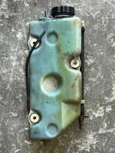 Cargar imagen en el visor de la galería, 250 hp Mercury OIL TANK 818456A1 1270-830889A4 with switch 87-856156A2 two stroke EFI 1994-1996 some compatibility 225 300 hp