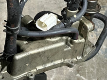 Lade das Bild in den Galerie-Viewer, f 150 hp Yamaha VST FLOAT CHAMBER top COVER 63P-14182-20-00 four stroke 2015-2024 63P-14180-20-00