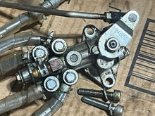 Cargar imagen en el visor de la galería, DT 140 115 hp Suzuki 16100-94605 OIL PUMP ASSY 1987-1996 CONTROL ROD 16411-94601 two stroke