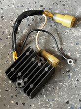 Cargar imagen en el visor de la galería, DF 60 70 hp Suzuki 32800-92E20 RECTIFIER & REGULATOR Four Stroke 1999, 1998-2000 also DT 150 200 225 HP compatible