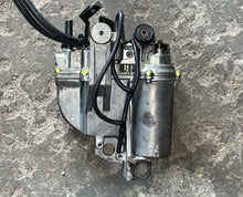 Load image into Gallery viewer, 200 225 250 300 hp Yamaha 60V-14182-01-00 FLOAT CHAMBER 60V-14980-00-00 vst & pump 60V-13907-00-00 TESTED hpdi Two Stroke