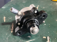 Load image into Gallery viewer, f 115 hp Yamaha FUEL PUMP 68V-24410-00-00 four stroke 2000-2011 some 75 80 90 100 hp compatibility