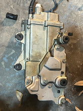 Lade das Bild in den Galerie-Viewer, f 225 200 hp Yamaha vst FLOAT CHAMBER ASSY 69J-14180-21-00 vst 2005 four stroke COVER 69J-14182-10-00, CHAMBER 69J-14181-00-00, tested FUEL PUMP 69J-13907-03-00