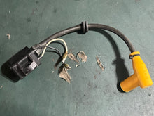 Cargar imagen en el visor de la galería, DT 150 200 hp Suzuki ig-39 IGNITION COIL 7” boot cord 33410-92E00 two stroke 1998-2003