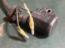 Cargar imagen en el visor de la galería, DT 150 200 hp Suzuki ig-39 IGNITION COIL 9” boot cord 33410-92E00 two stroke 1998-2003