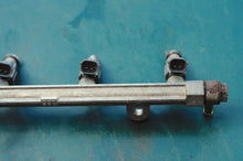 Cargar imagen en el visor de la galería, DF 60 70 HP Suzuki FUEL INJECTOR 15710-66D00 with DELIVERY PIPE Four Stroke 2001-2009