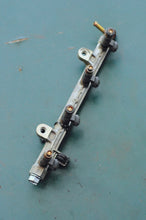 Cargar imagen en el visor de la galería, DF 60 70 HP Suzuki FUEL INJECTOR 15710-66D00 with DELIVERY PIPE Four Stroke 2001-2009