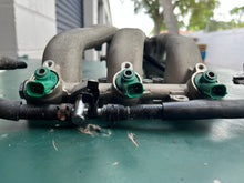 Lade das Bild in den Galerie-Viewer, DF 40 50 hp Suzuki 15710-87J00 FUEL INJECTORS, 13111-87J03 MANIFOLD, INTAKE DF40 serial 681314~up 1999-2009 four stroke Johnson Evinrude 5036472 5031403