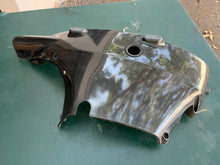 Lade das Bild in den Galerie-Viewer, DF 50 60 40 hp Suzuki 61811-88L30-0EP short SIDE STBD COVER 61821-88L30-0EP short COVER, SIDE PORT S 2015 df50avt 61821-87j 61810-87j 2014-2016